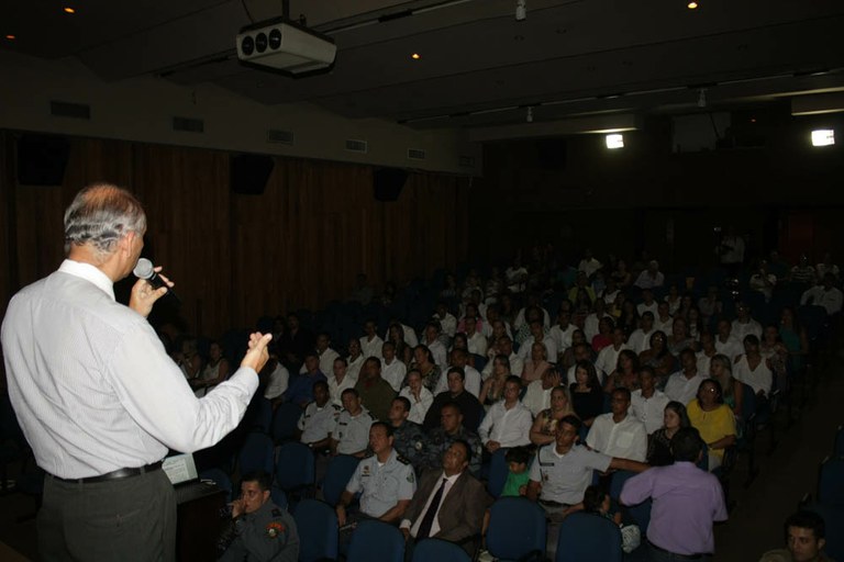 Vereador Com. Barbosa durante palestra