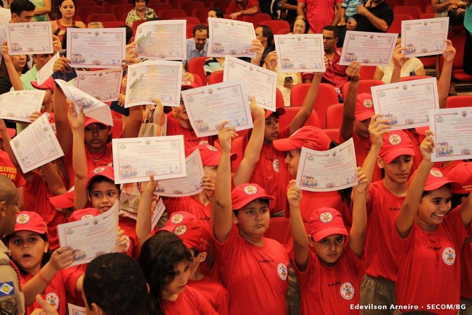 70 formandos recebem certificados do projeto Bombeiros do Futuro em Barra