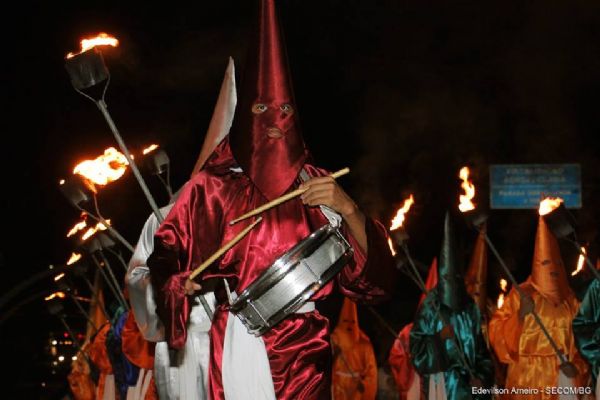 A fé une as pessoas na Procissão do Fogaréu na divisa de MT e GO