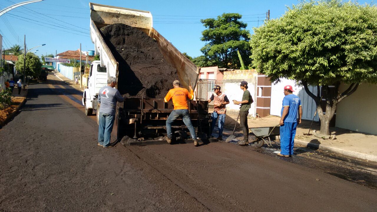 Ação de Tapa buracos e recapeamento continua sendo realizada em Barra do Garças