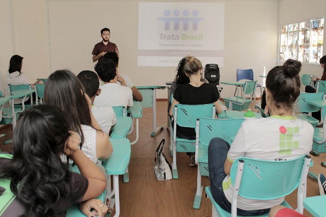 Alunos do IFMT de Barra do Garças recebem palestra sobre saneamento básico com representante do Trata Brasil