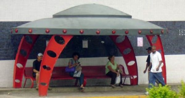 Barra implantará pontos de ônibus no formato de discos voadores