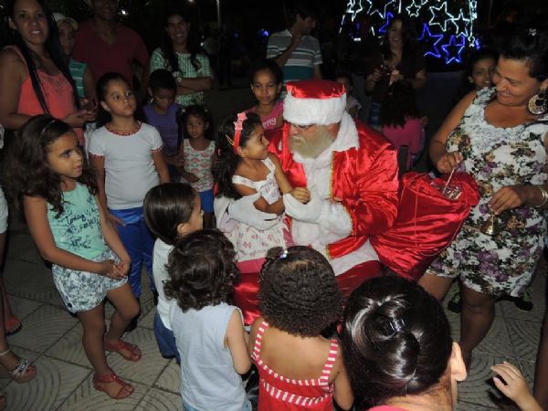 Chegada do Papai Noel a Barra do Garças é prestigiada por muitos populares