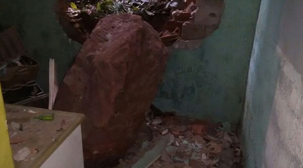 Deslizamento de pedra atinge casa e preocupa Corpo de Bombeiros