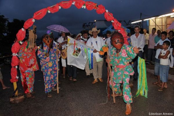 Entrega da bandeira encerra Folia de Reis em Barra do Garças