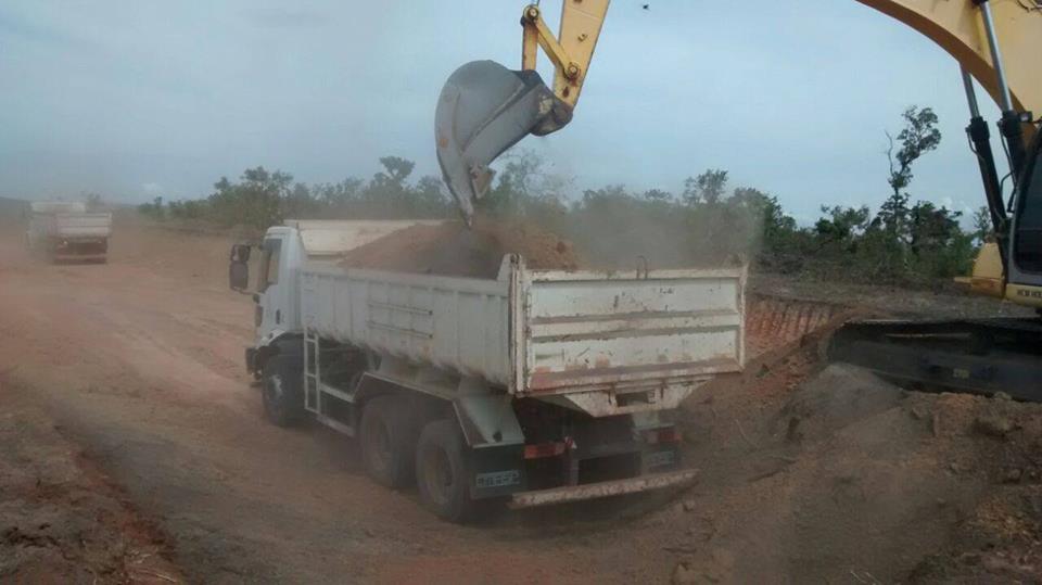 Equipes da secretaria de obras melhoram acesso às aldeias