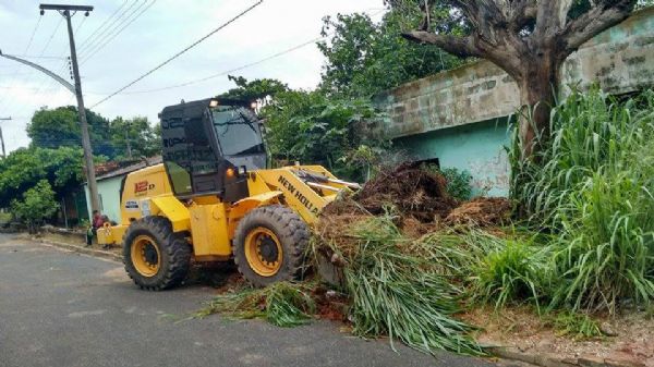 Equipes fazem limpeza, trocam lâmpadas e implantam sinalização de trânsito em Barra