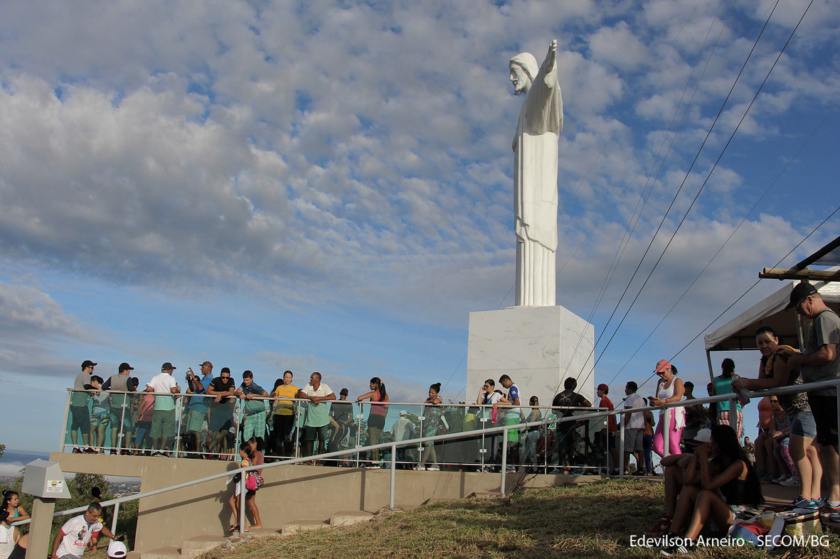 Peregrinos lotam Parque Estadual da Serra Azul durante feriado santo