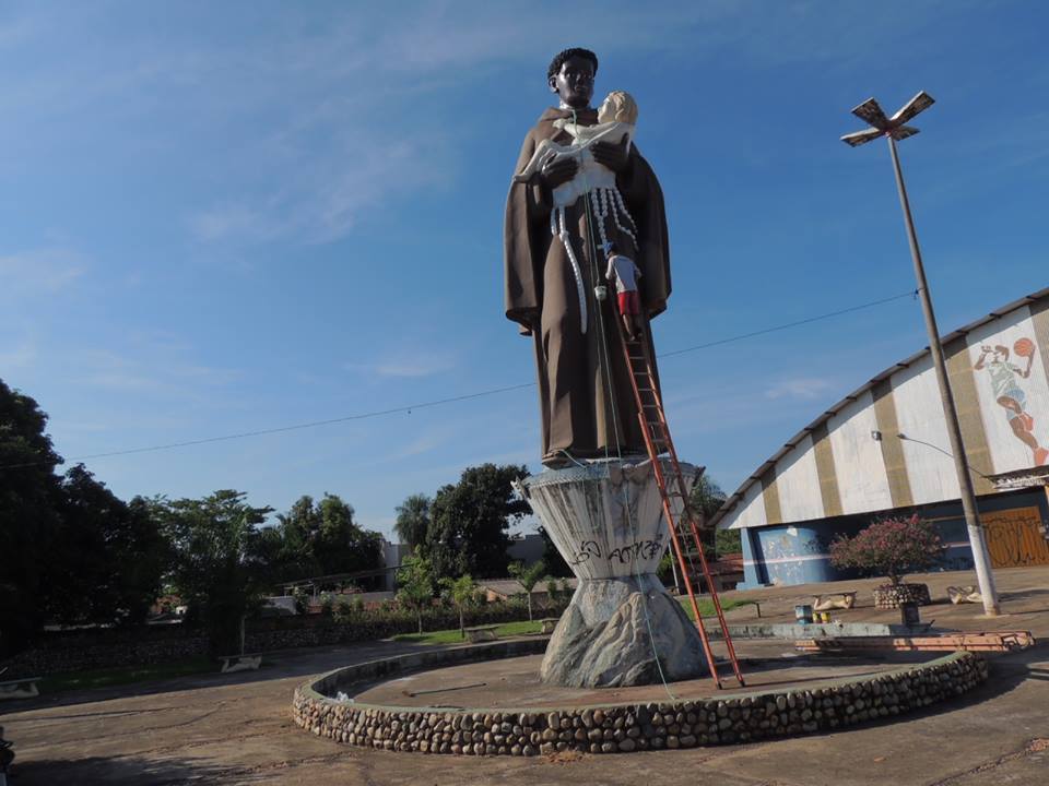 Prefeitura restaura estátua de São Benedito em Barra do Garças