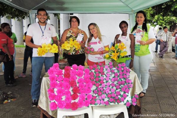 Secretaria Municipal de Saúde faz encerramento da campanha Outubro Rosa com entrega de flores