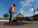 Tapa-buracos e troca de lâmpadas recomeçam após período de chuva em Barra do Garças Tapa-buracos e troca de lâmpadas recomeçam após período de chuva em Barra do Garças