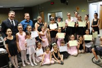 Alex Matos e Dr. Cleber entregam moções de aplausos à alunas de escola de ballet