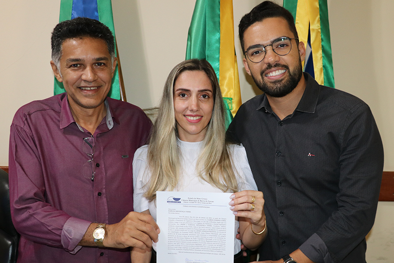 Aprovada em concurso para o cargo de apoio administrativo toma posse