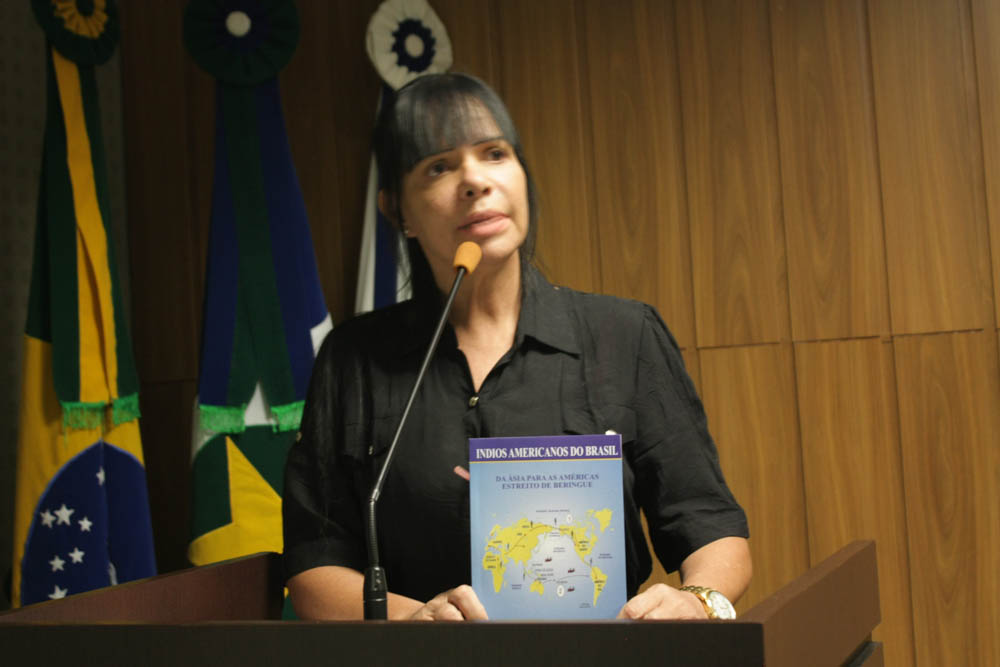 Bióloga quer inserir livro sobre índios na rede municipal de ensino