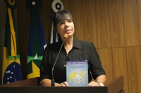 Bióloga quer inserir livro sobre índios na rede municipal de ensino