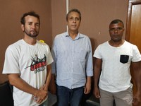 Miguelão recebe visita do secretário de esporte de Aragarças e do mestre de capoeira “Ventania”  