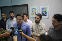 Prefeito convoca coletiva de imprensa e fala sobre a liminar que liberou o atendimento no Pronto-Socorro, vereadores participam