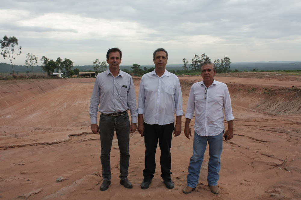Prefeitura abre vala para readequação de aterro sanitário