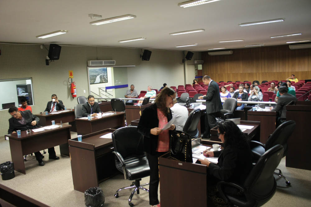 Projeto de resolução outorga título de cidadania à servidoras da Câmara