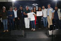 Vereadores e prefeito entregam escrituras a moradores do Bairro Abel Lira