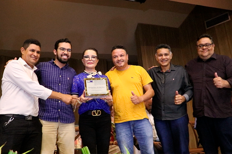 Vereadores entregam placa de honra à primeira-dama Virgínia Mendes durante visita 